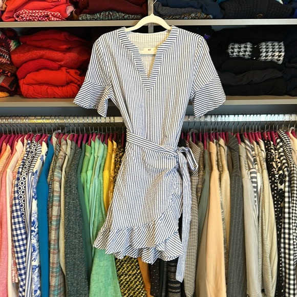 Vineyard Vines Dresses & Skirts - Vineyard Vines blue/white seersucker striped short sleeve v neck dress size 0